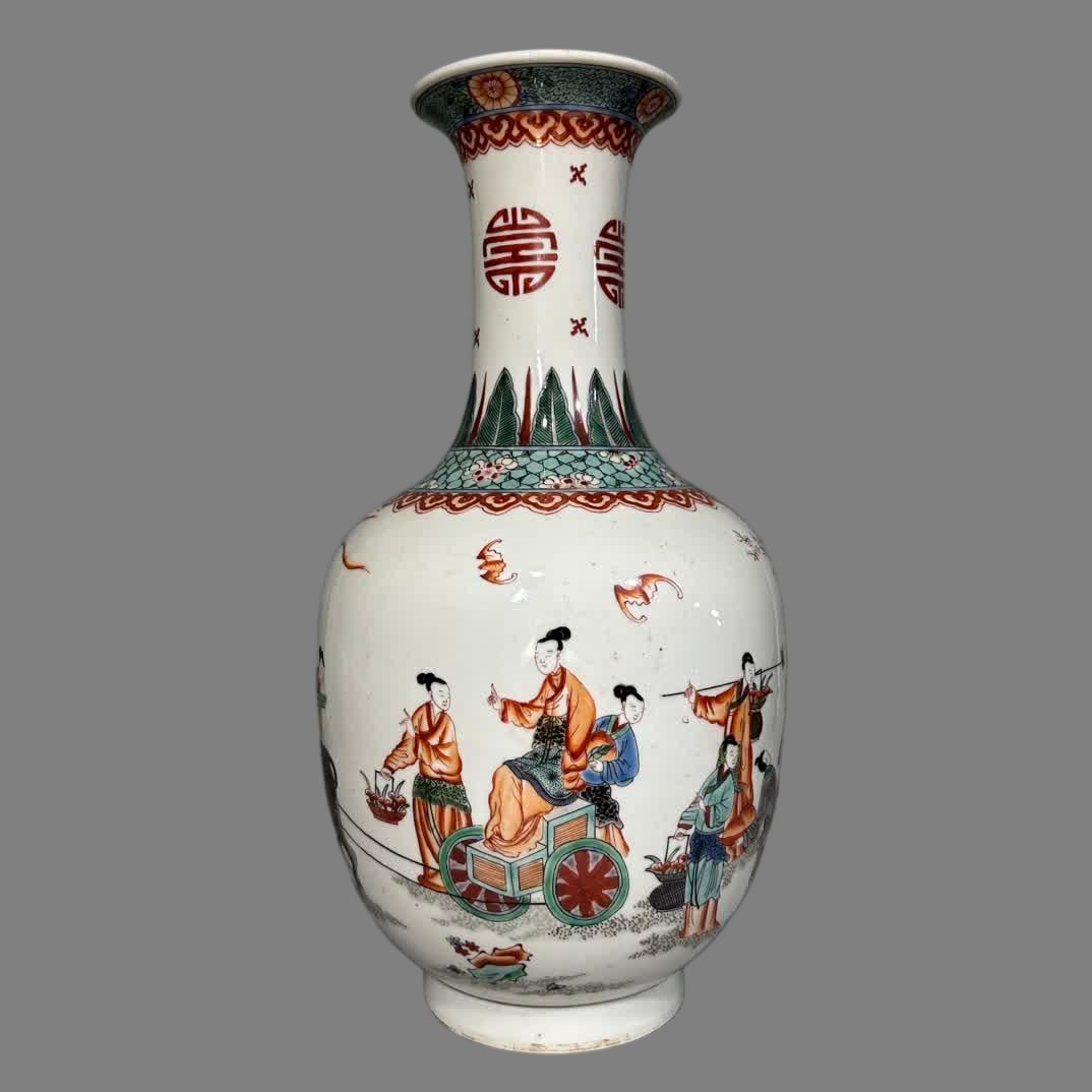A colorful figure vase of the Qing Kangxi Dynasty (1 of 7)