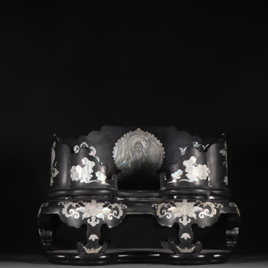 A Qing Dynasty lacquerware inlaid with a conch Buddha pattern seat: Qing Dynasty lacquerware inlaid with snail Buddha pattern seat SIZE: H:22cm W:26.2cm W:1515g (The Dimensions Of All Batches Are Manually Measured.If You Need More Detailed Information, Please Contact