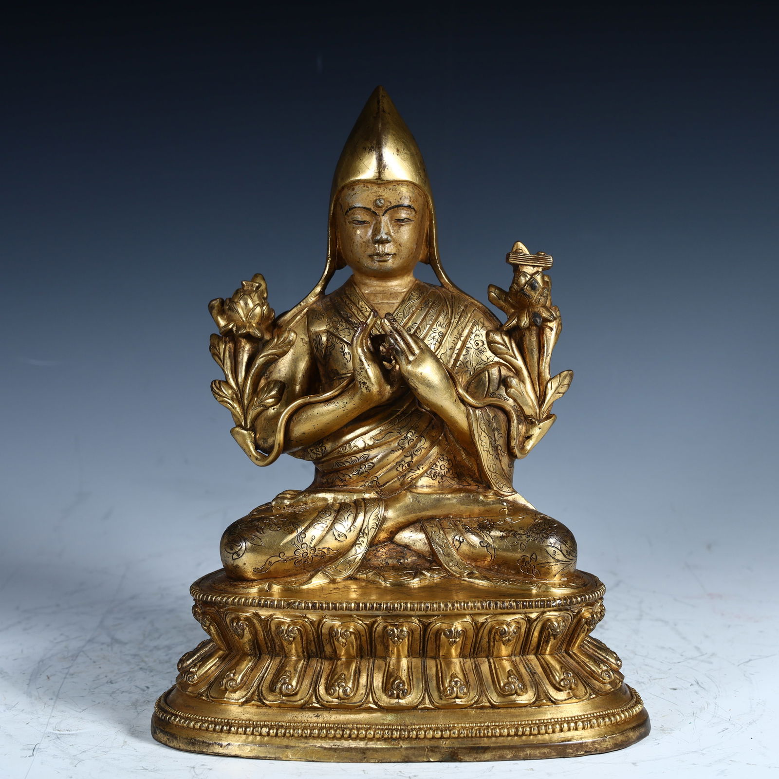 A bronze gilt statue of Tsongkhapa in the Qing Dynasty: Qing Dynasty bronze gilt statue of Tsongkhapa SIZE: H:23cm L:17.2cm W:12.5cm W:2.8kg (The Dimensions Of All Batches Are Manually Measured.If You Need More Detailed Information, Please Contact Our Cust