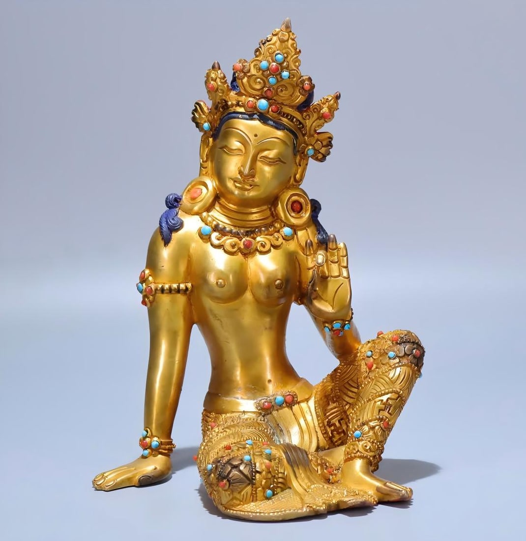 A Qing Dynasty bronze gilt Guanyin statue: Qing Dynasty copper gilt Guanyin statue SIZE: 17x12cm (The Dimensions Of All Batches Are Manually Measured.If You Need More Detailed Information, Please Contact Our Customer Service Before Bidding.)