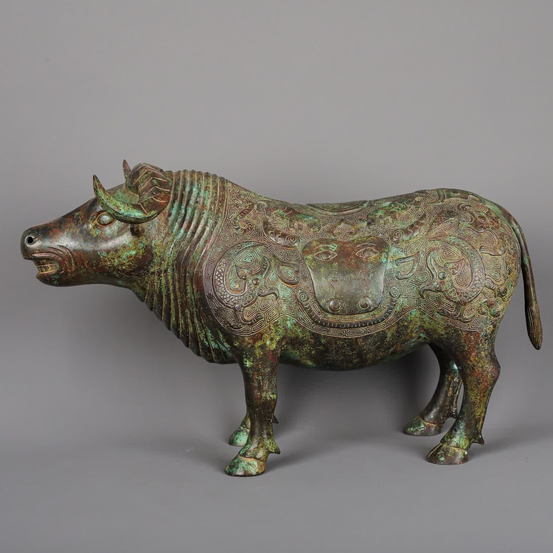 A piece of Western Zhou_Bronze Full Work Niuzun (1 of 9)