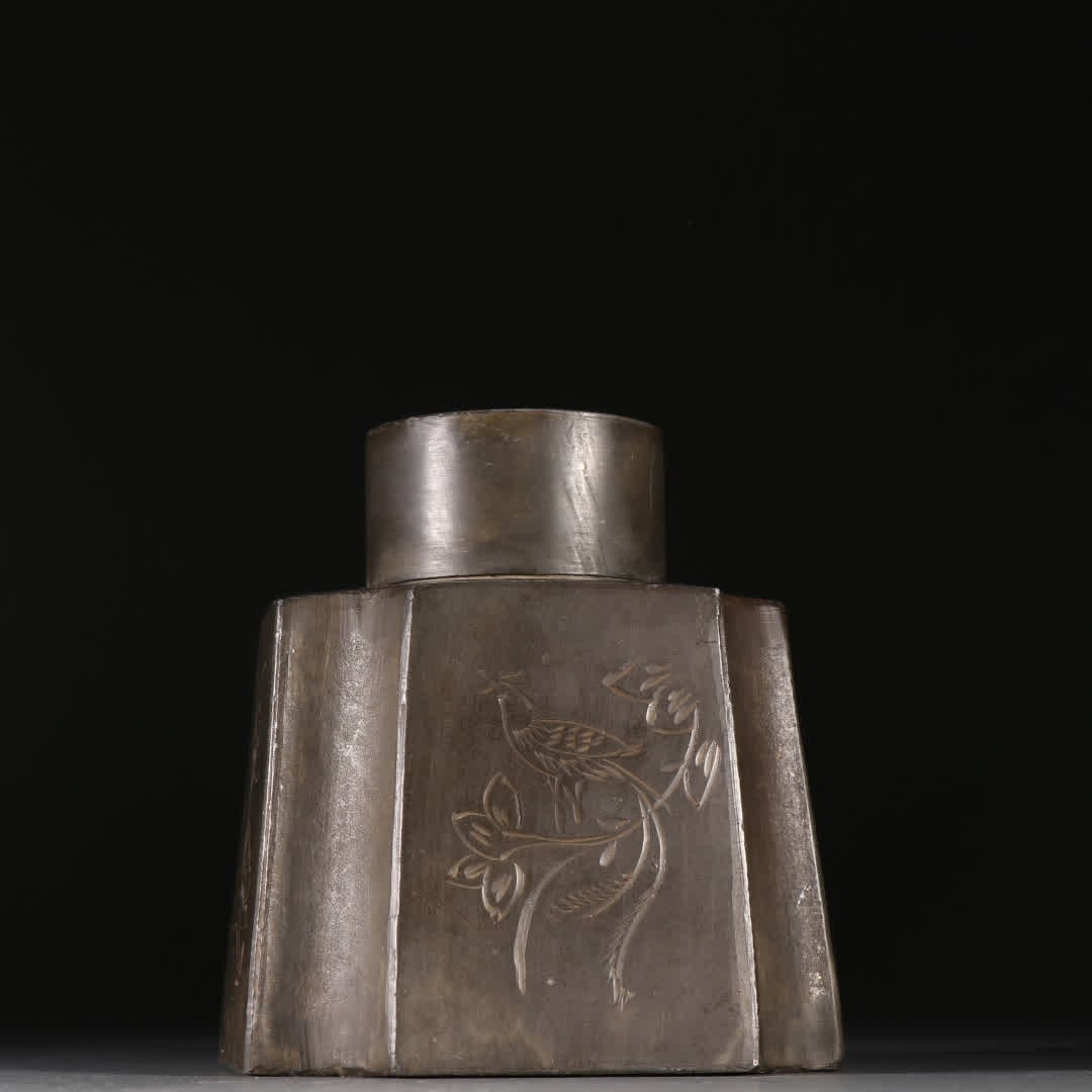A tea jar with a tin engraved flower and bird pattern in the Republic of China: Republic of China tin carved flower and bird pattern tea can SIZE: H:11cm W:8.2cm W:601.6g (The Dimensions Of All Batches Are Manually Measured.If You Need More Detailed Information, Please Contact