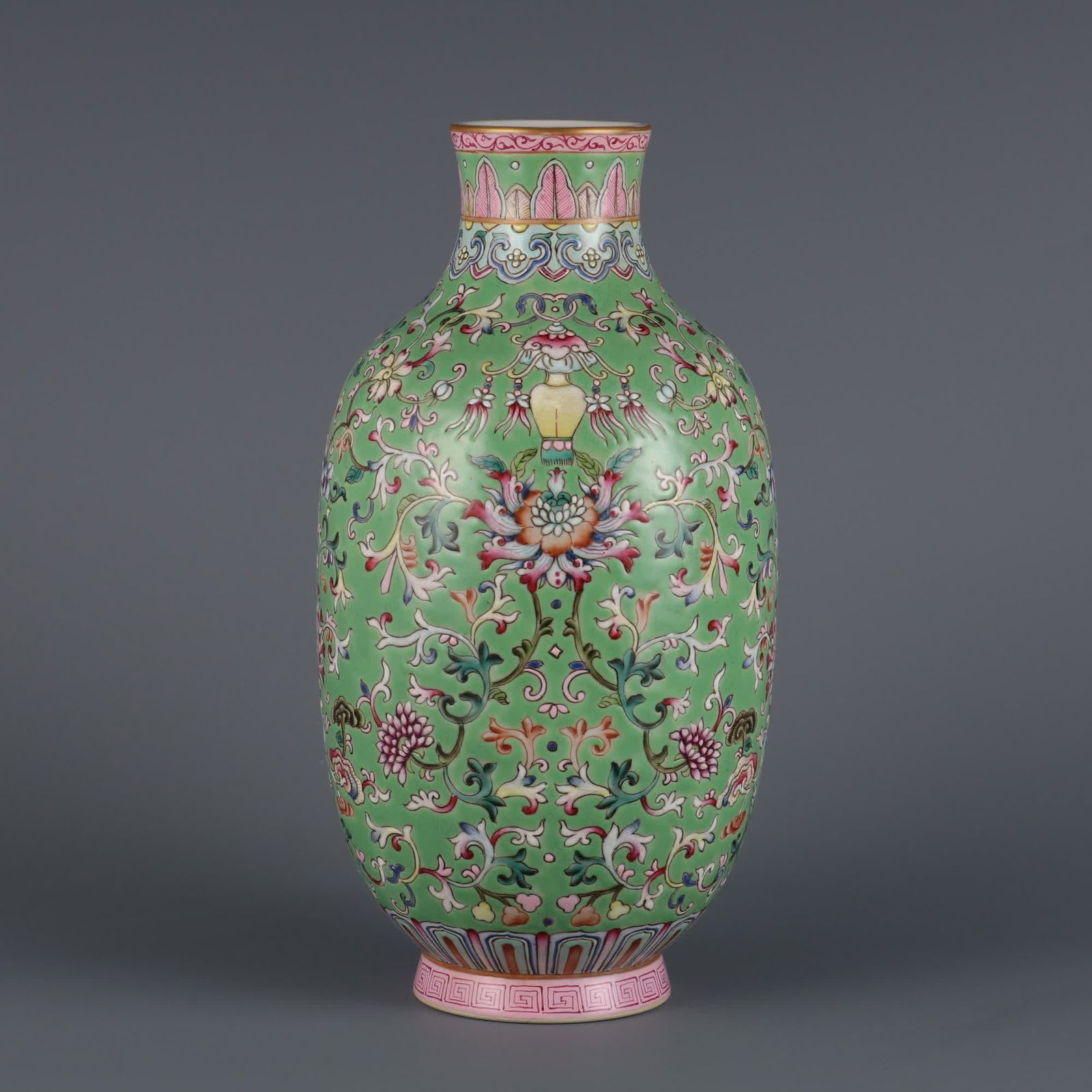 A small mouth bottle made in the Qianlong period of the Qing Dynasty: Qing Qianlong year green background pastel treasure pattern small mouth bottle SIZE: H:23.2cm mouthD:5cm (The Dimensions Of All Batches Are Manually Measured.If You Need More Detailed Information,