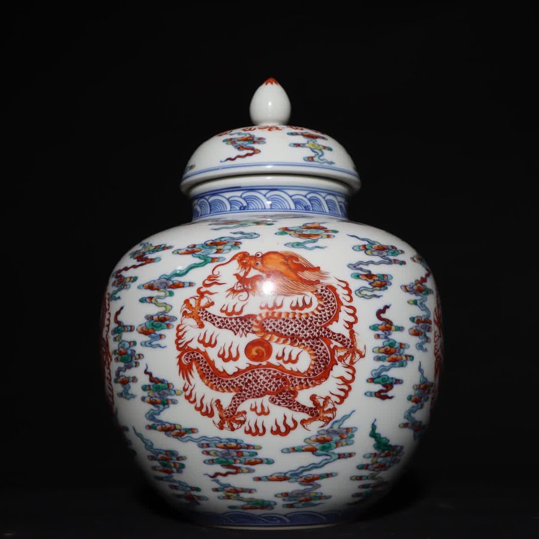 A Qing Dynasty Jiaqing Doucai Tuan dragon pattern lid jar (1 of 9)