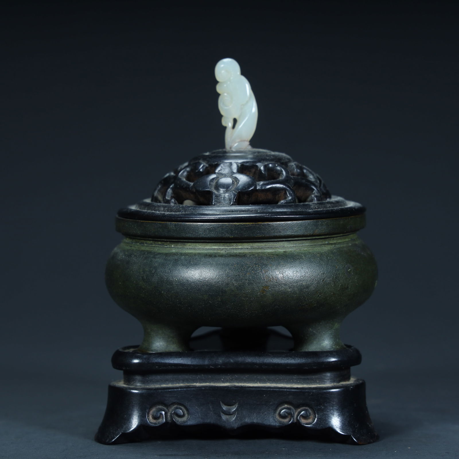 A Qing Dynasty copper eggplant skin purple glazed three-legged aromatherapy stove: Qing Dynasty copper eggplant skin purple glazed three-legged aromatherapy stove SIZE: H:11.5cm L:8.5cm W:8.5cm W:574g (The Dimensions Of All Batches Are Manually Measured.If You Need More Detailed