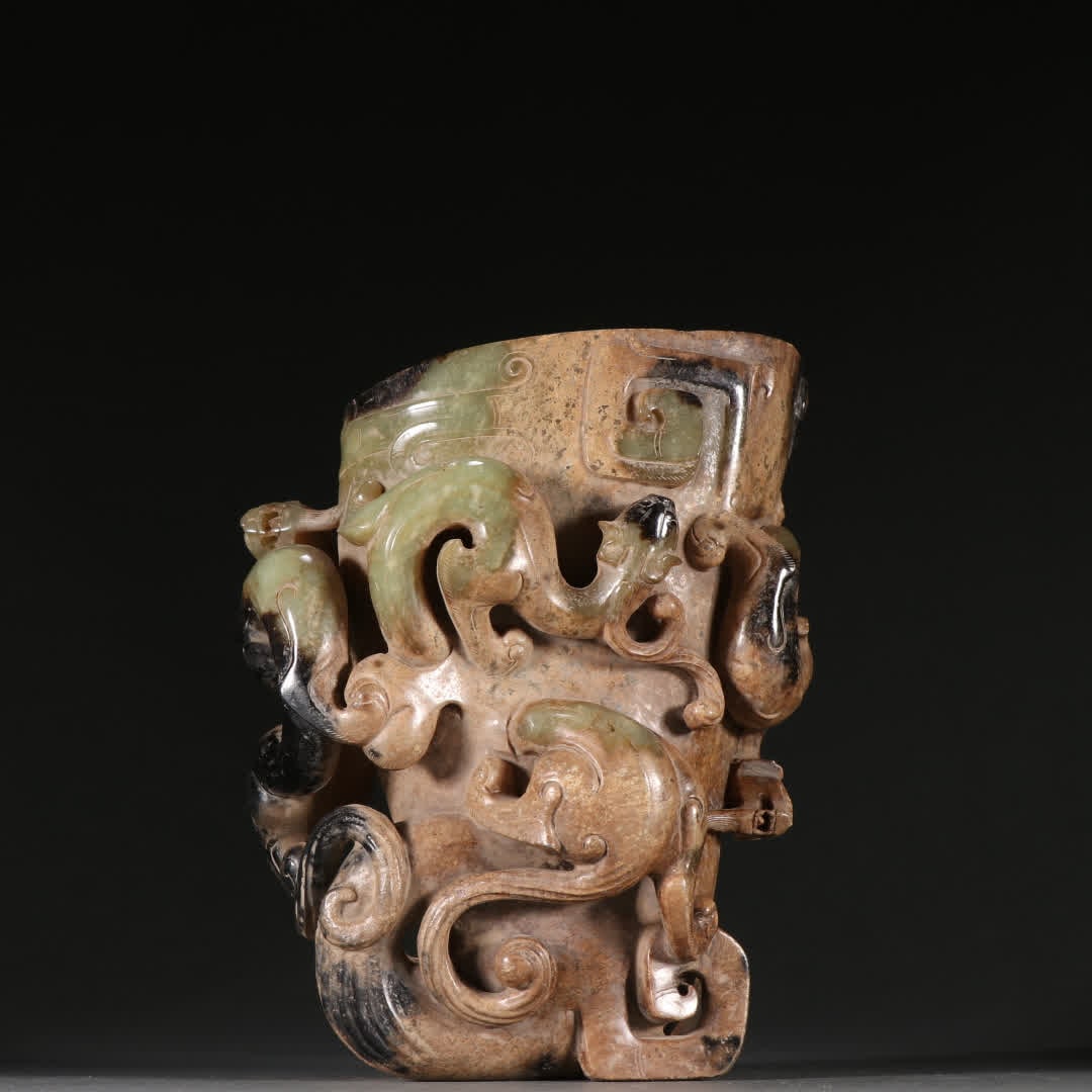 A Han Dynasty ancient jade dragon pattern cup (1 of 9)