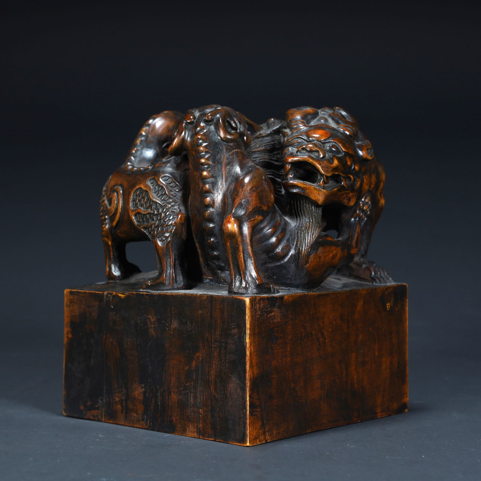 A Qing Dynasty talk project "Auspicious Beast Button" treasure seal (1 of 10)