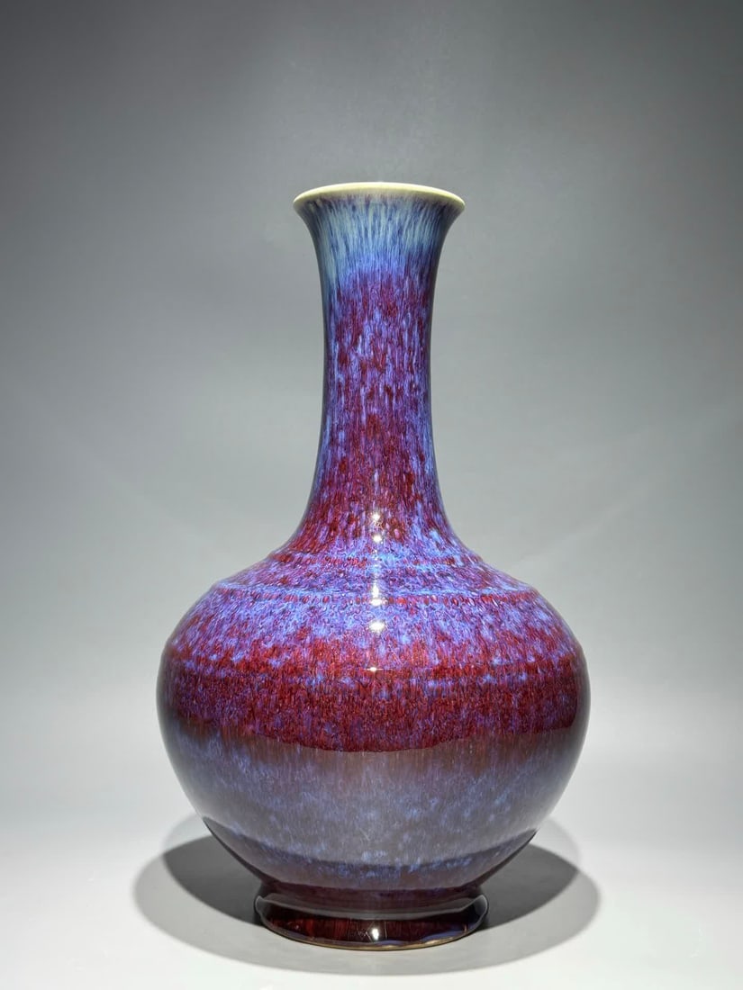 A Qing Yongzheng Langhong kiln changing string pattern appreciation bottle (1 of 9)