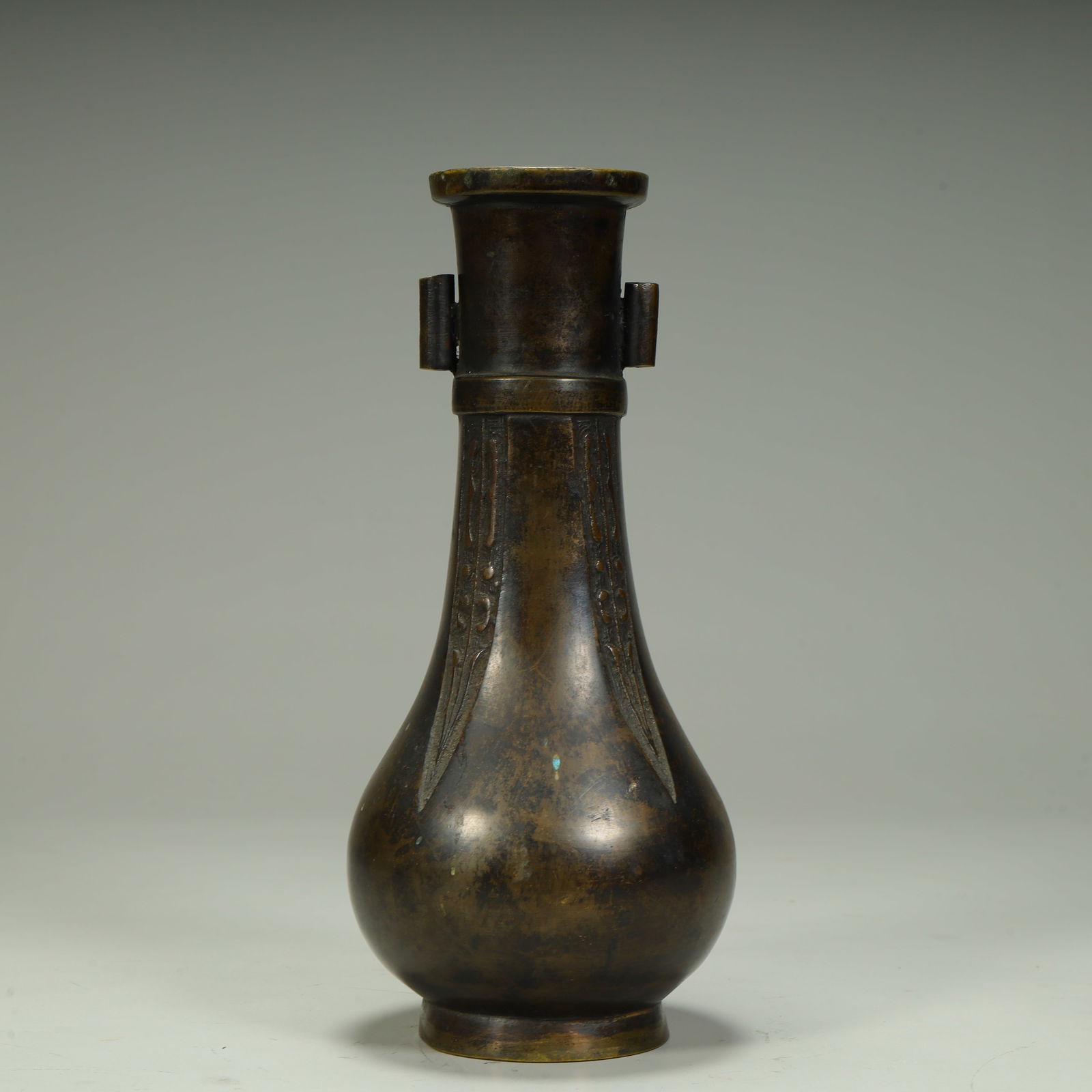 A Qing Dynasty imitation of the Ming Dynasty copper tire halberd ear bottle: Qing Dynasty imitation of the Ming Dynasty copper tire halberd ear bottle SIZE: H:19cm L:8.5cm W:8.5cm W:657g (The Dimensions Of All Batches Are Manually Measured.If You Need More Detailed Information