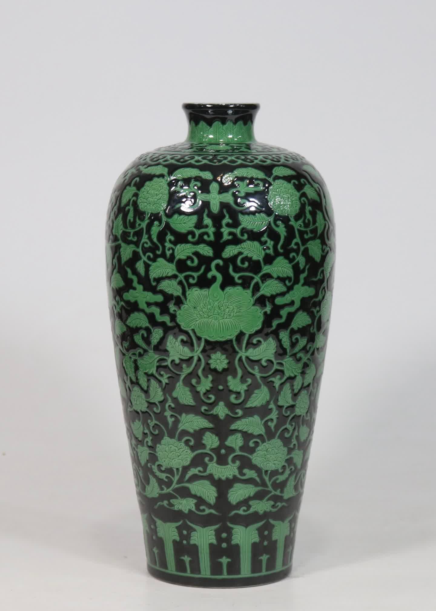 A green carved floral plum vase made in the Qianlong period of the Qing Dynasty: Qing Qianlong year black background green color carved flower pattern plum bottle SIZE: H: 29.5cm Belly W: 13.5cm (The Dimensions Of All Batches Are Manually Measured.If You Need More Detailed Informa