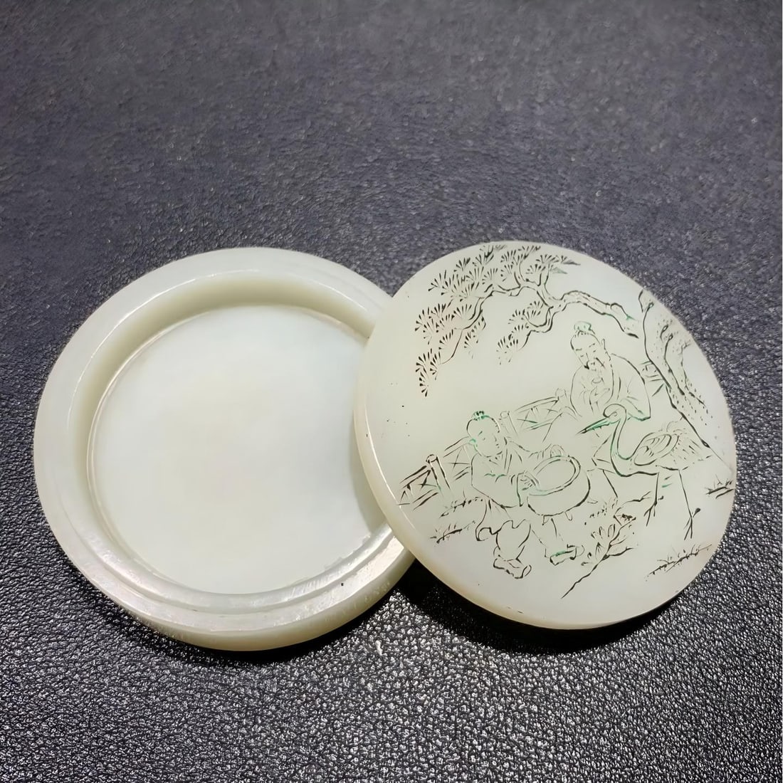 A Qing Dynasty Hetian white jade ink box: Qing Dynasty Hetian white jade seal clay box SIZE: D:5.7cm H:1.9cm W:91g (The Dimensions Of All Batches Are Manually Measured.If You Need More Detailed Information, Please Contact Our Customer Service