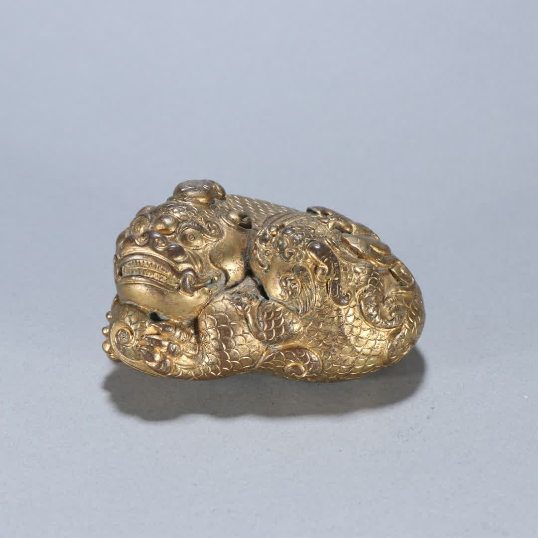 A copper gilt beast ornament: Copper gilt beast ornaments SIZE: H:4.7cm W:7.4cm W:680g (The Dimensions Of All Batches Are Manually Measured.If You Need More Detailed Information, Please Contact Our Customer Service Before Bidding.