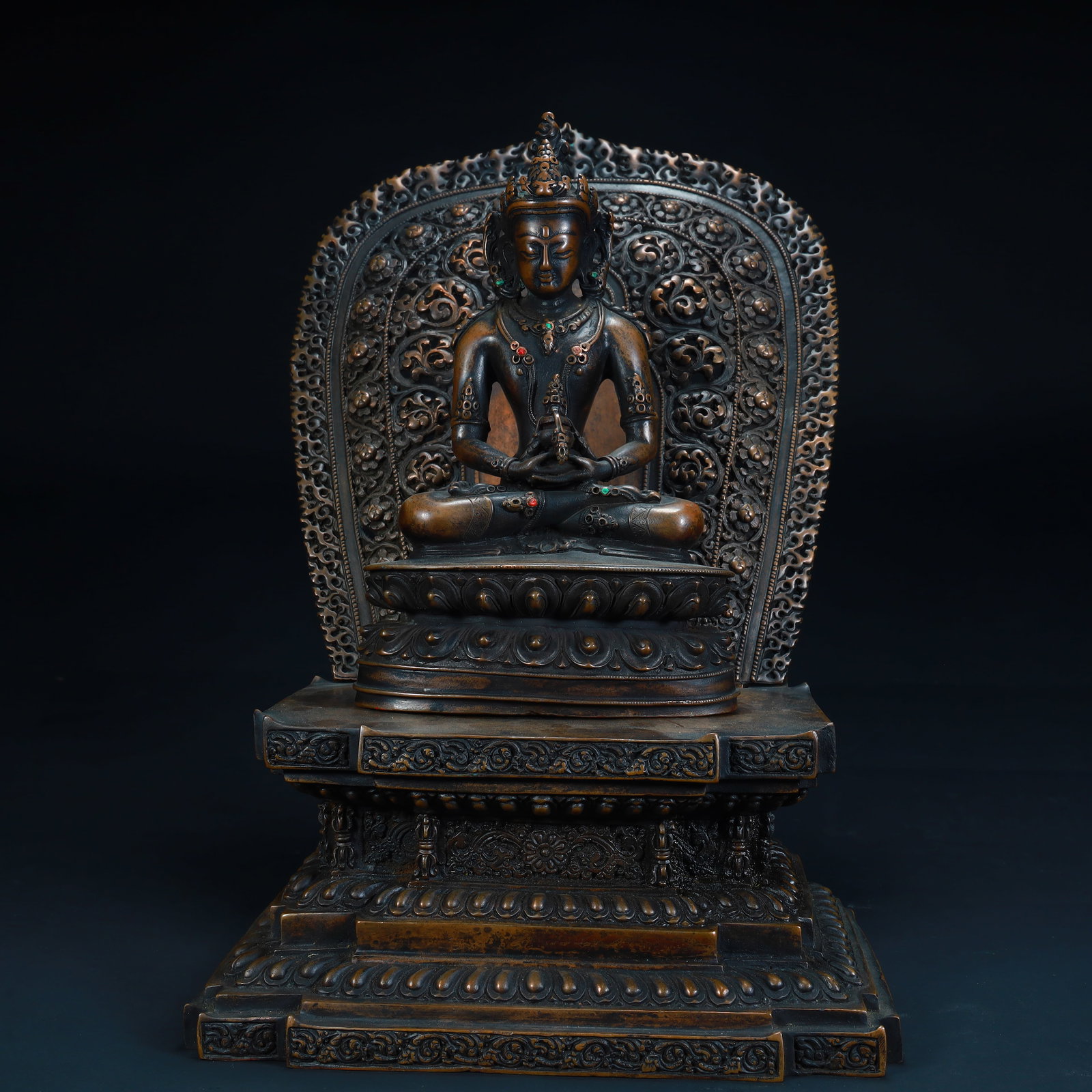 A statue of the Buddha of Infinite Life in Tibetan Buddhism in the Qing Dynasty: Qing Dynasty Tibetan Buddhist Infinite Life Buddha statue SIZE: Buddha (H: 18.5cm L: 11.5cm W: 8cm) Total 3.9kg Buddha statue W: 984g (The Dimensions Of All Batches Are Manually Measured.If You Need M