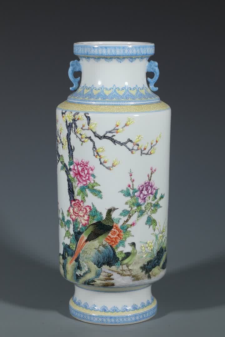 A vase of the Qing Dynasty's Yongzheng year with emerald edges and enamel flowers and birds: The Qing Dynasty Yongzheng year made emerald edge enamel colorful flower and bird amphora stick rope bottle SIZE: H: 33.3cm Belly D: 14.6cm (The Dimensions Of All Batches Are Manually Measured.If You