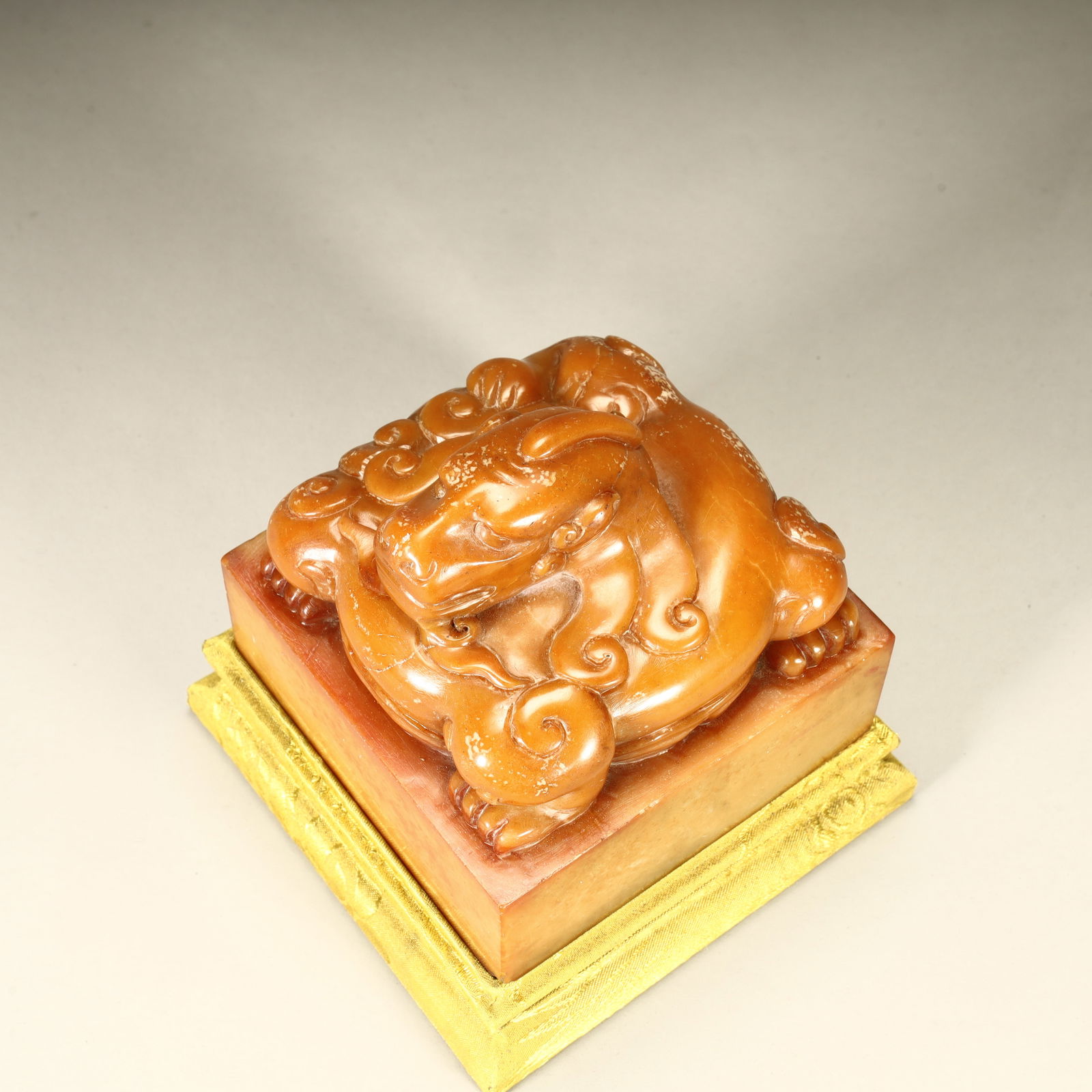 A Qing Dynasty fine Shoushan stone auspicious beast seal: Qing Dynasty boutique Shoushan stone auspicious beast seal SIZE: H:9cm L:10cm W:10cm W:1688g (The Dimensions Of All Batches Are Manually Measured.If You Need More Detailed Information, Please Contact