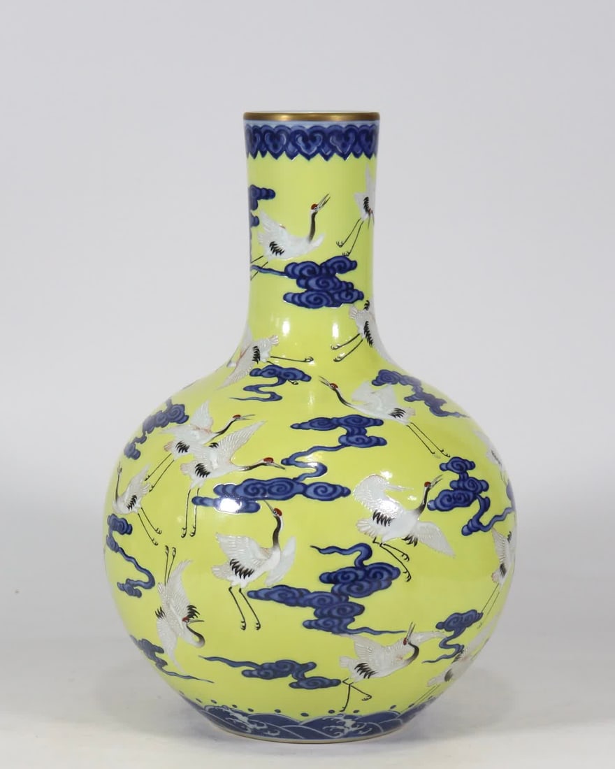 A blue powder color flying crane yellow bottom Tianqiu vase made in the Qianlong period of the Qing: Qing Qianlong year blue powder color flying crane yellow bottom sky ball vase SIZE: H: 34.2cm Belly W: 21.5cm (The Dimensions Of All Batches Are Manually Measured.If You Need More Detailed Information