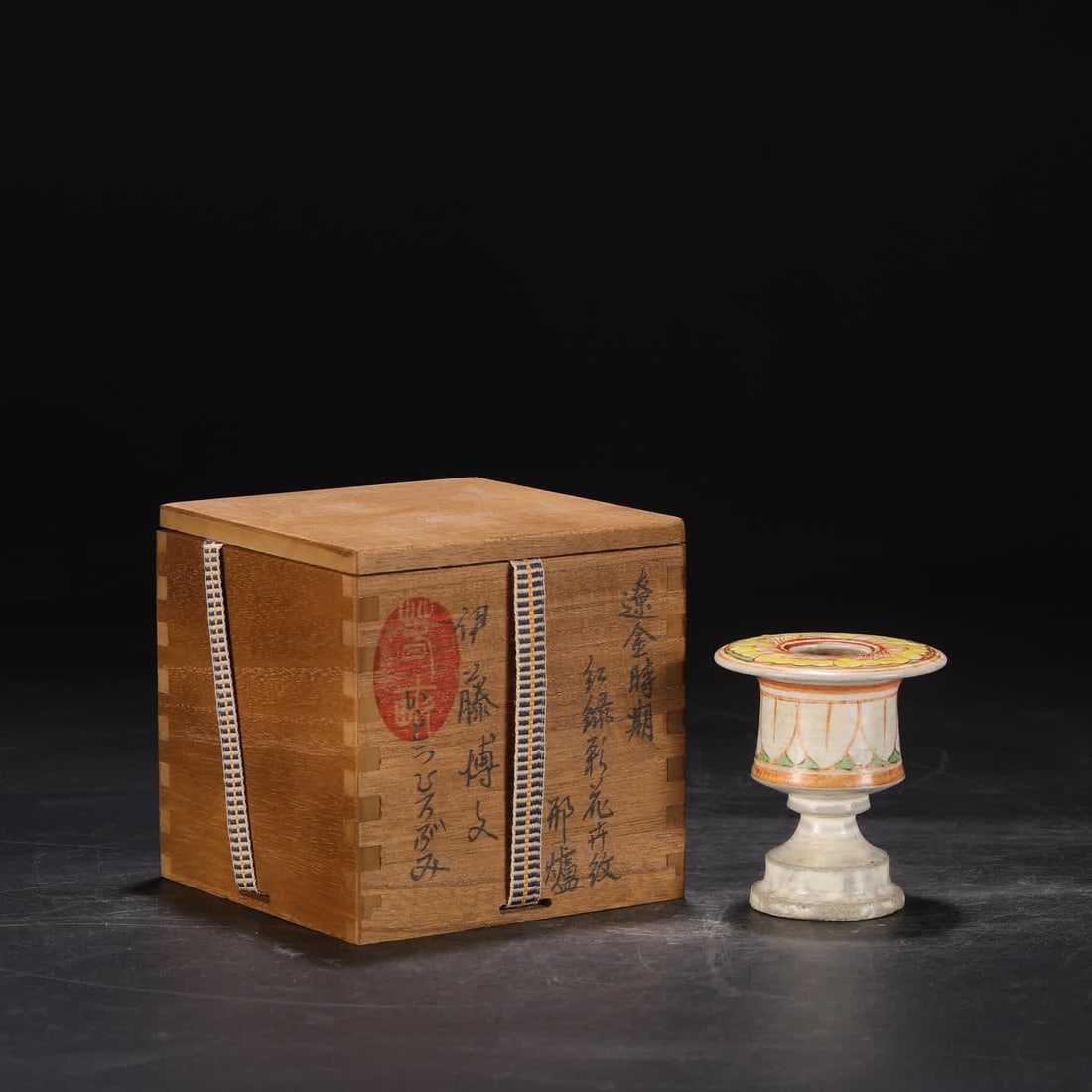 A red and green flower pattern Xing furnace from the Liao and Jin dynasties: Liao and Jin period red and green flower pattern Xing furnace SIZE: H:9cm mouthD:8cm (The Dimensions Of All Batches Are Manually Measured.If You Need More Detailed Information, Please Contact Our Cust