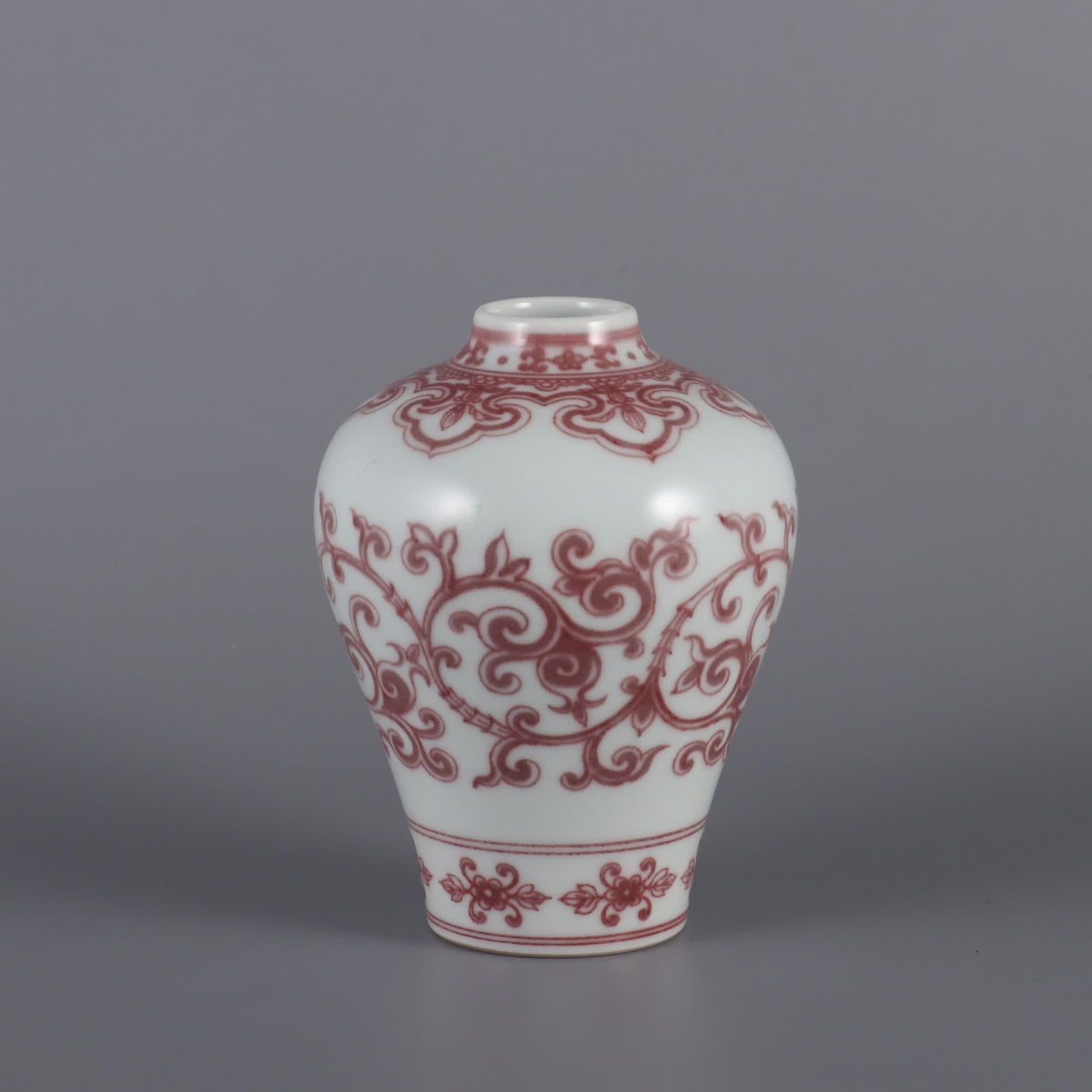 A glazed red entwined plum bottle made in the Qianlong period of the Qing Dynasty: Qing Qianlong year glazed red entwined small plum bottle SIZE: H: 12.3cm Belly diameter 9cm mouthD: 3cm (The Dimensions Of All Batches Are Manually Measured.If You Need More Detailed Information, Plea