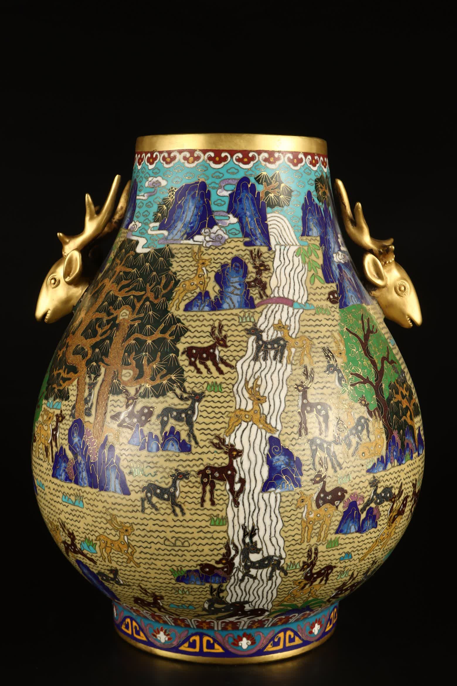 A piece of Qing Dynasty gilt cloisonné Bailuzun: Qing Dynasty gilt cloisonné Bailu Zun SIZE: W:9892g H:37cm W:27cm (The Dimensions Of All Batches Are Manually Measured.If You Need More Detailed Information, Please Contact Our Customer Service Befor