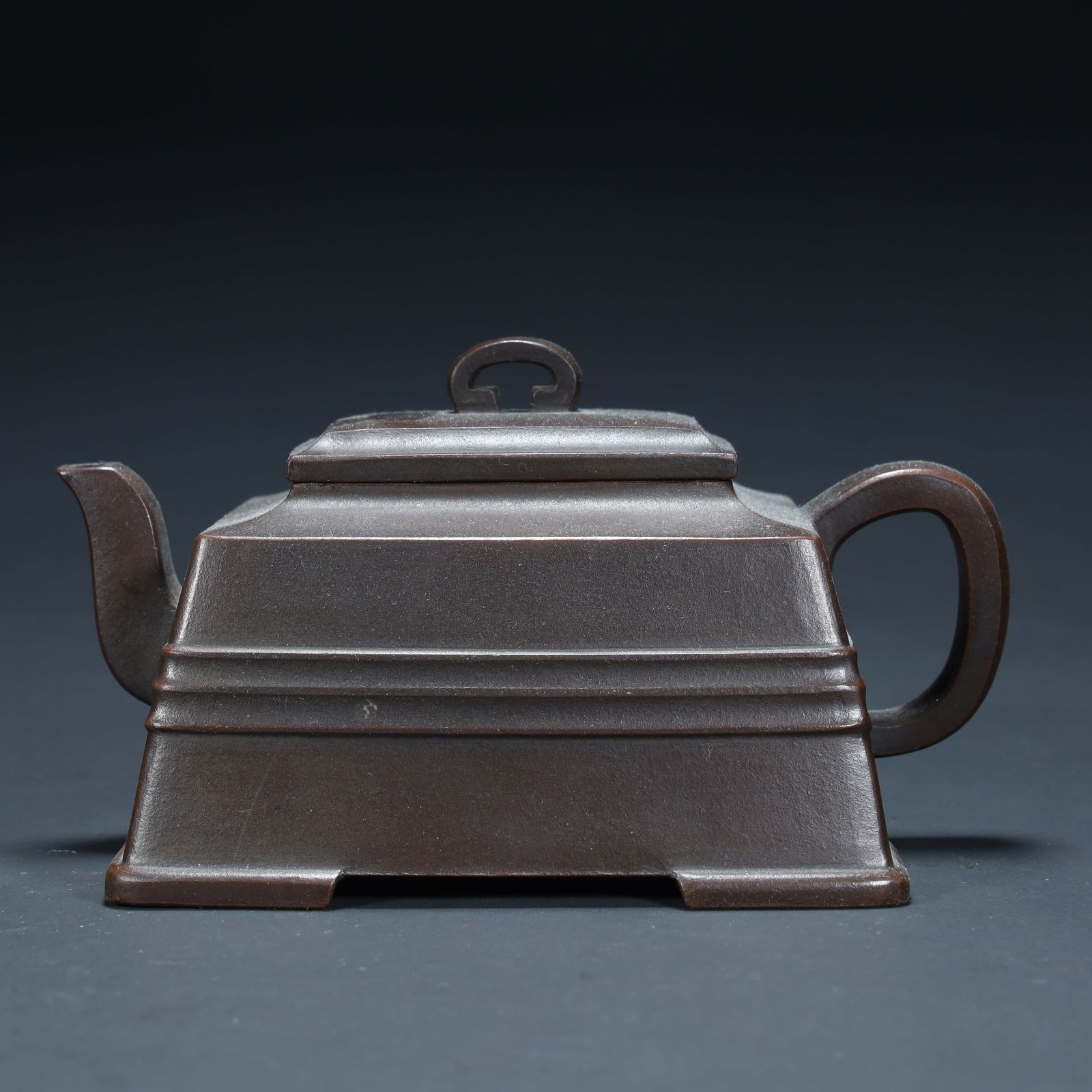 A Qing Dynasty purple sand "square bell-shaped pot": Qing Dynasty purple sand "square bell-shaped pot" SIZE: H:8cm L:14cm W:9.2cm W:314g (The Dimensions Of All Batches Are Manually Measured.If You Need More Detailed Information, Please Contact Our Custo