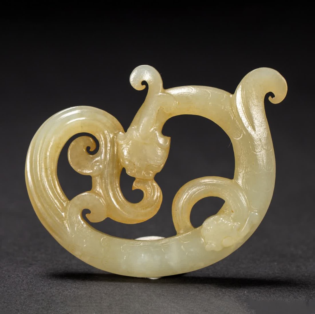 A piece of Hetian jade dragon pattern jade in the Song Dynasty: Song Dynasty Hetian jade dragon pattern jade SIZE: L:6cm W:5cm (The Dimensions Of All Batches Are Manually Measured.If You Need More Detailed Information, Please Contact Our Customer Service Before Bi
