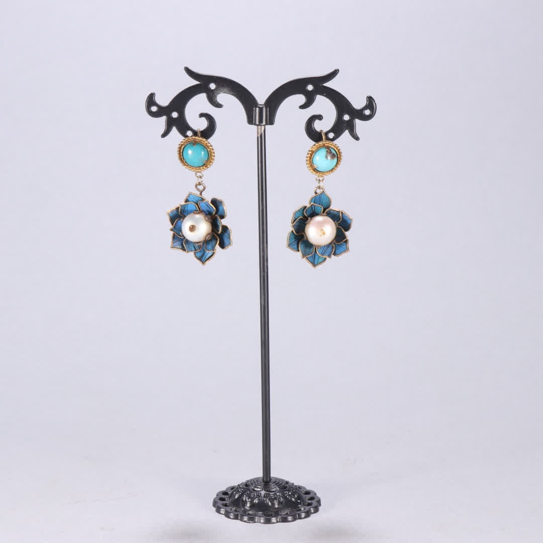 A pair of silver gilt earrings with pearl dots and emerald patterns in the Qing Dynasty: Qing Dynasty A pair of silver-gilt earrings with pearls and emerald patterns SIZE: L: 4.2cm W: 2cm Total W: 9.5g (The Dimensions Of All Batches Are Manually Measured.If You Need More Detailed Informat