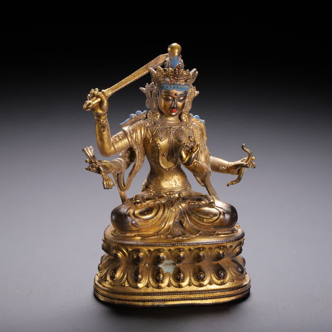A bronze gilt Buddha statue of the Qing Dynasty: Qing Dynasty copper gilt Buddha statue SIZE: L:4cm W:3cm H:6cm W:50g (The Dimensions Of All Batches Are Manually Measured.If You Need More Detailed Information, Please Contact Our Customer Service Bef