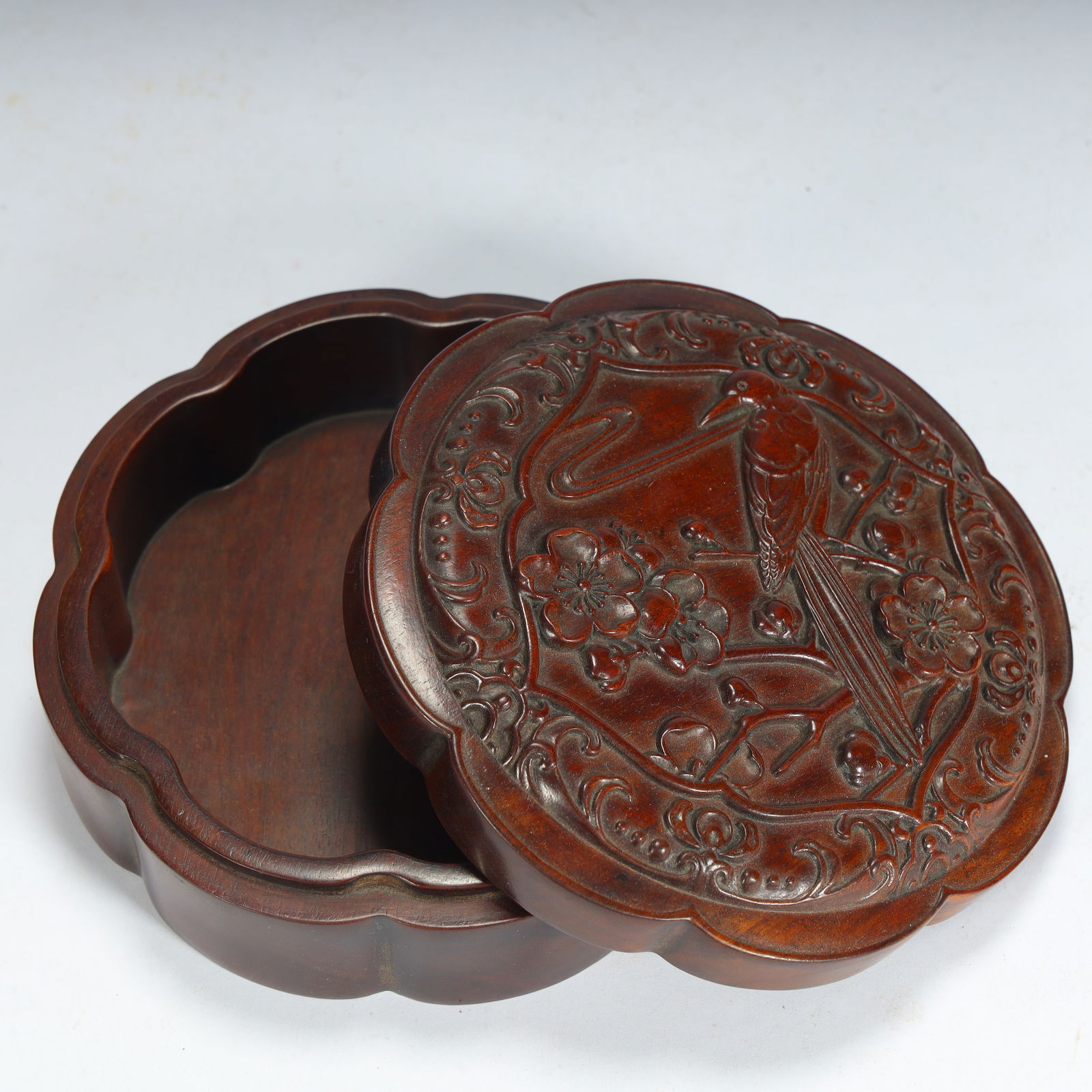 A Qing Dynasty mahogany carved bird pattern begonia-shaped lid box: Qing Dynasty mahogany carved bird pattern begonia-shaped lid box SIZE: H:4cm L:11.5cm W:11.5cm W:205g (The Dimensions Of All Batches Are Manually Measured.If You Need More Detailed Information, Please
