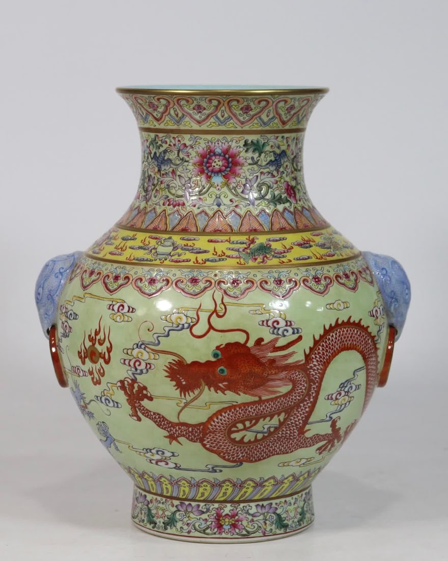 A green alum red dragon pattern amphora made in the Qianlong period of the Qing Dynasty: Qing Qianlong year green background alum red dragon pattern amphora bottle SIZE: H: 28cm Belly W: 20cm (The Dimensions Of All Batches Are Manually Measured.If You Need More Detailed Information, Pleas