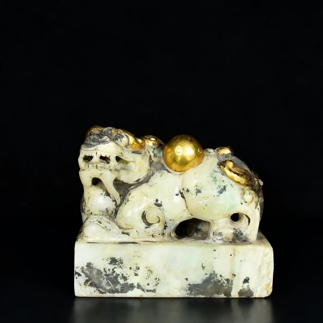 A war Han gold inlaid jade seal: War Han gold inlaid jade seal SIZE: H:10cm W:10cm W:1091g (The Dimensions Of All Batches Are Manually Measured.If You Need More Detailed Information, Please Contact Our Customer Service Before Bidding