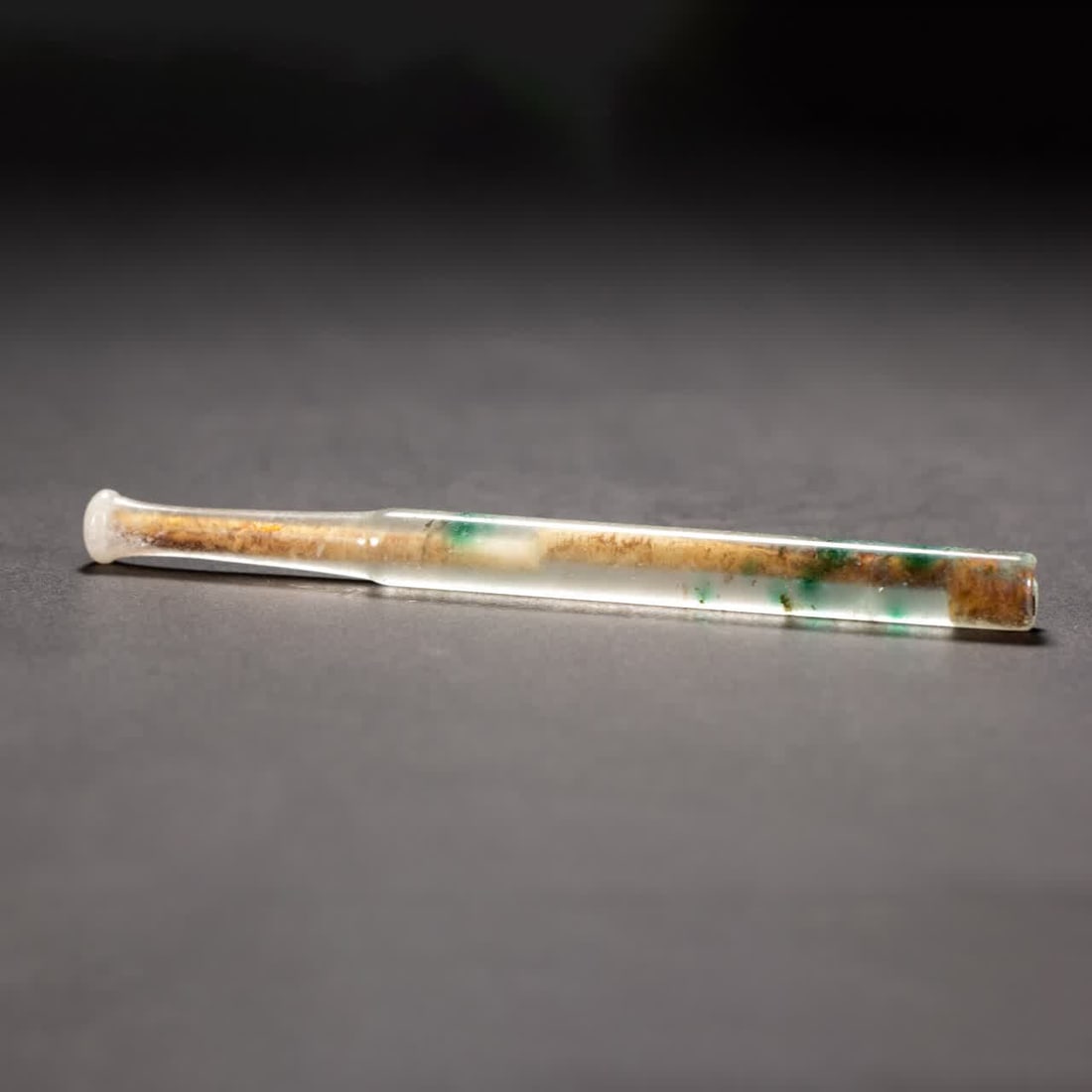 A piece of jade cigarette holder in the Qing Dynasty: Qing Dynasty jade cigarette holder SIZE: L:1.3cm W:1.3cm H:14cm (The Dimensions Of All Batches Are Manually Measured.If You Need More Detailed Information, Please Contact Our Customer Service Before B