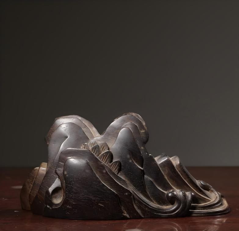 A Qing Dynasty small-leaved rosewood mountain pen holder: Qing Dynasty small-leaved rosewood mountain pen holder SIZE: L:13.8cm H:7cm (Wrapped in rosewood) (The Dimensions Of All Batches Are Manually Measured.If You Need More Detailed Information, Please Con