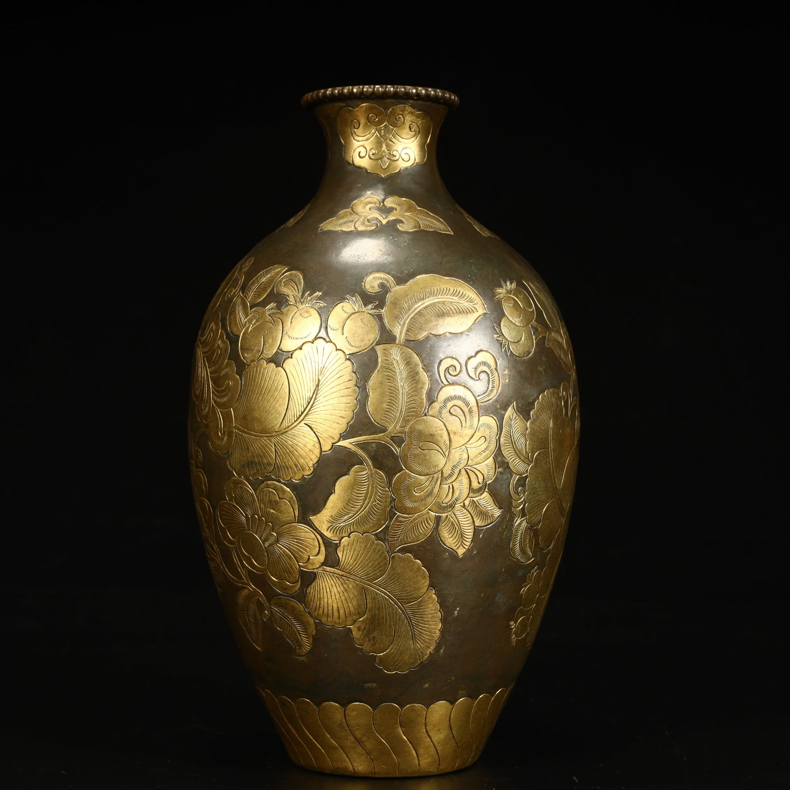 A Qing Dynasty copper-gilt engraved floral pattern bottle: Qing Dynasty copper gilt engraved floral pattern vase SIZE: H:17cm L:10cm W:10cm W:377g (The Dimensions Of All Batches Are Manually Measured.If You Need More Detailed Information, Please Contact Our C