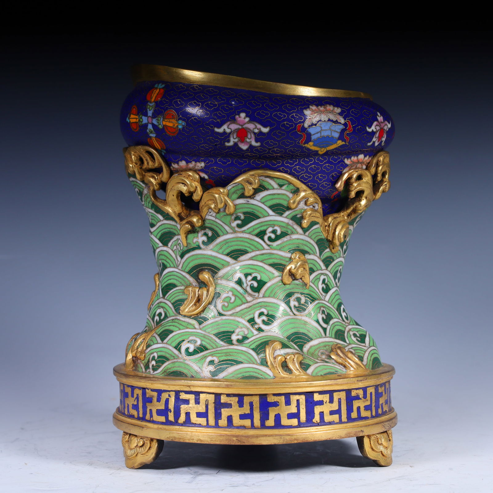 A piece of Qing Dynasty cloisonné cloisonné enamel sea Wu Tianshou pattern decoration snail pen: Qing Dynasty cloisonné cloisonné enamel sea crow, longevity pattern decoration snail pen wash SIZE: H:24cm L:14.5cm W:14.5cm W:3.3kg (The Dimensions Of All Batches Are Manually Measured.If You Need