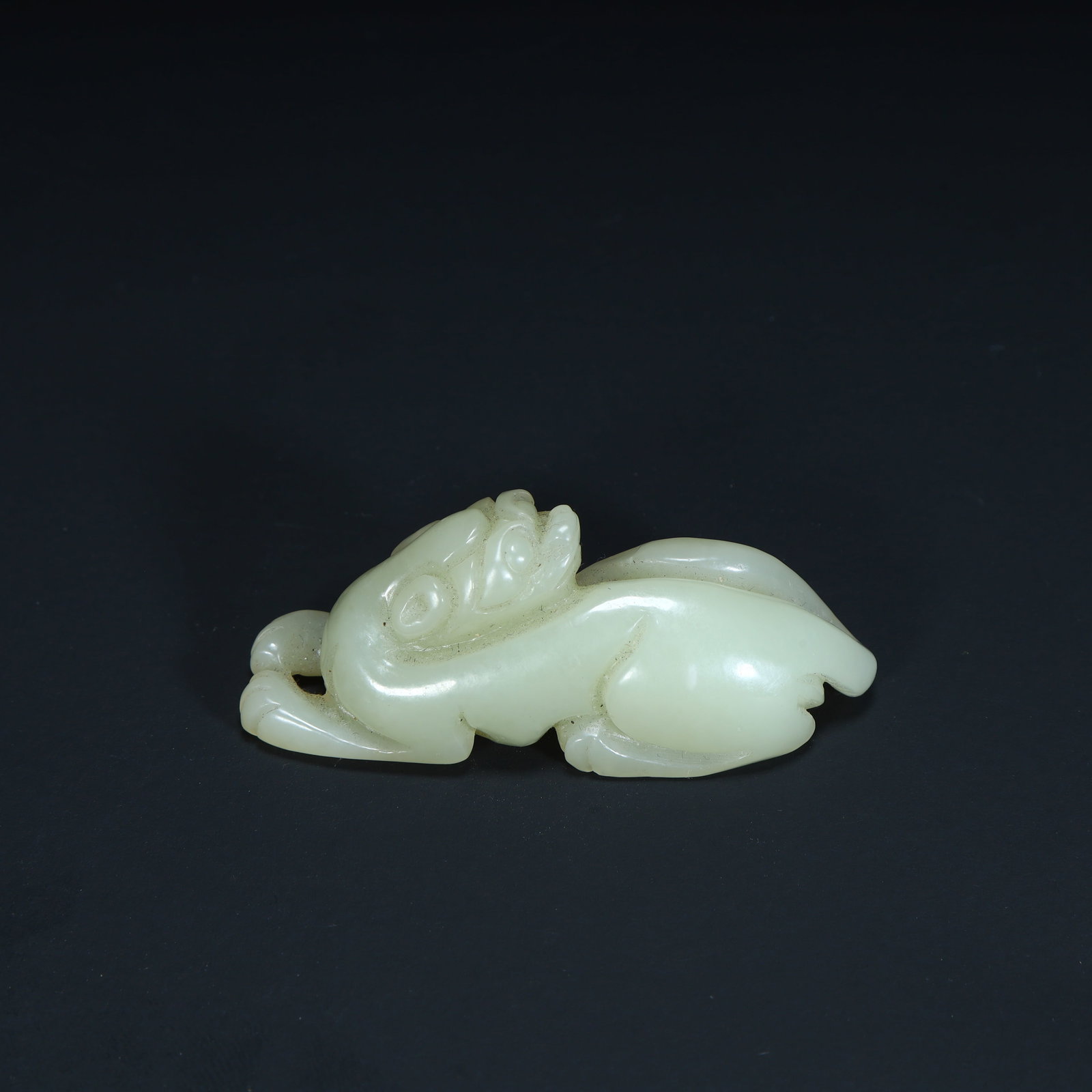 A piece of Qing Dynasty Hetian jade auspicious beast (Pixiu).: Qing Dynasty Hetian jade auspicious beast (Pixiu) handle SIZE: H:2.5cm L:6cm W:2cm W:34g (The Dimensions Of All Batches Are Manually Measured.If You Need More Detailed Information, Please Contact Our