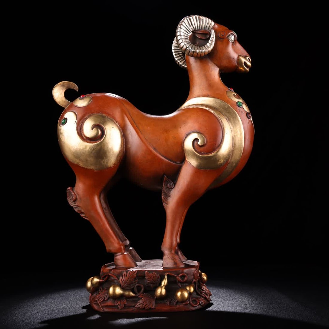 A piece of copper, gilded, silver, inlaid with gemstones, and a rich kneeling sheep: Copper-gilded, gilded, silver-inlaid gemstones, and a rich kneeling sheep SIZE: W:4657g L:33cm W:24cm (The Dimensions Of All Batches Are Manually Measured.If You Need More Detailed Information, Please