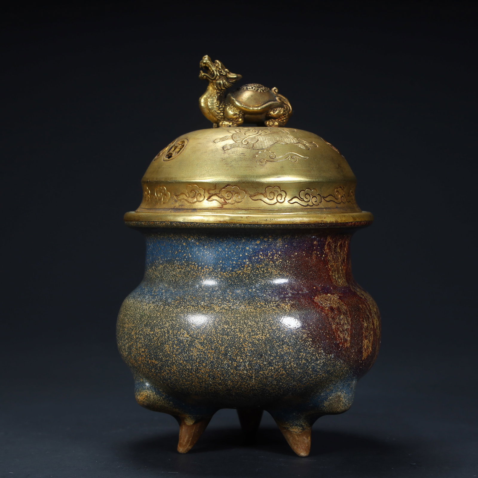 A piece of Qing Dynasty Jun kiln three-legged aromatherapy (with copper gilt cover): Qing Dynasty Jun kiln three-legged aromatherapy (with copper gilt cover) SIZE: H:14cm L:9.5cm W:9.5cm W:430g (The Dimensions Of All Batches Are Manually Measured.If You Need More Detailed Information,