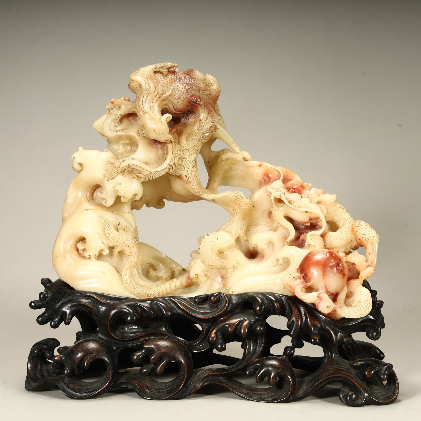 A Qing Dynasty Shoushan stone dragon and phoenix auspicious ornament: Qing Dynasty Shoushan stone dragon and phoenix auspicious ornaments SIZE: Total H: 19cm L: 21cm W: 10cm W: 1.1kg (The Dimensions Of All Batches Are Manually Measured.If You Need More Detailed Informat