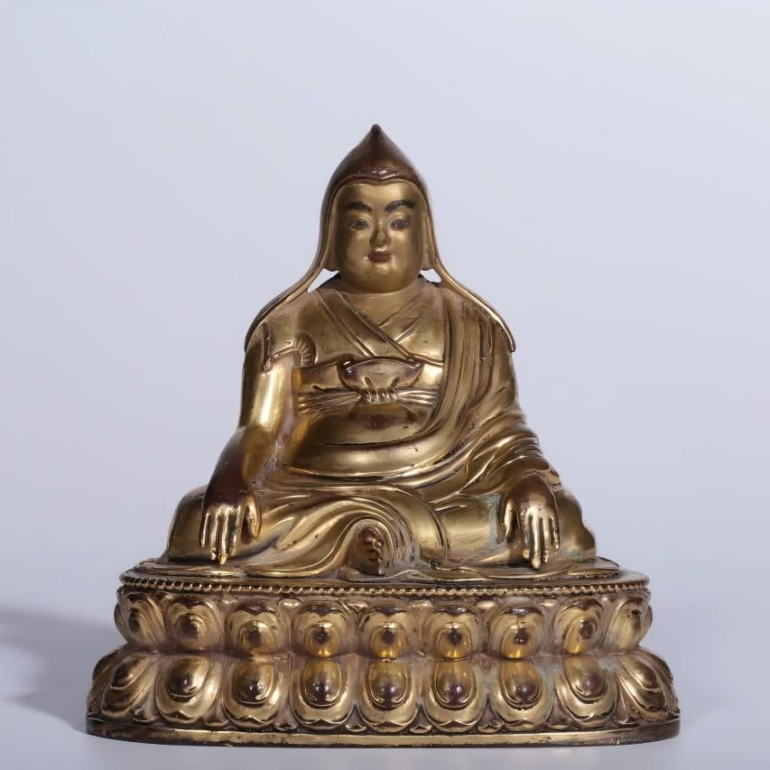 A seated statue of Venerable Atisha in copper gilt in the Qing Dynasty: Qing Dynasty copper gilt seated statue of Venerable Atisha SIZE: H:10cm L:9.5cm W:7cm W:375g (The Dimensions Of All Batches Are Manually Measured.If You Need More Detailed Information, Please Contact