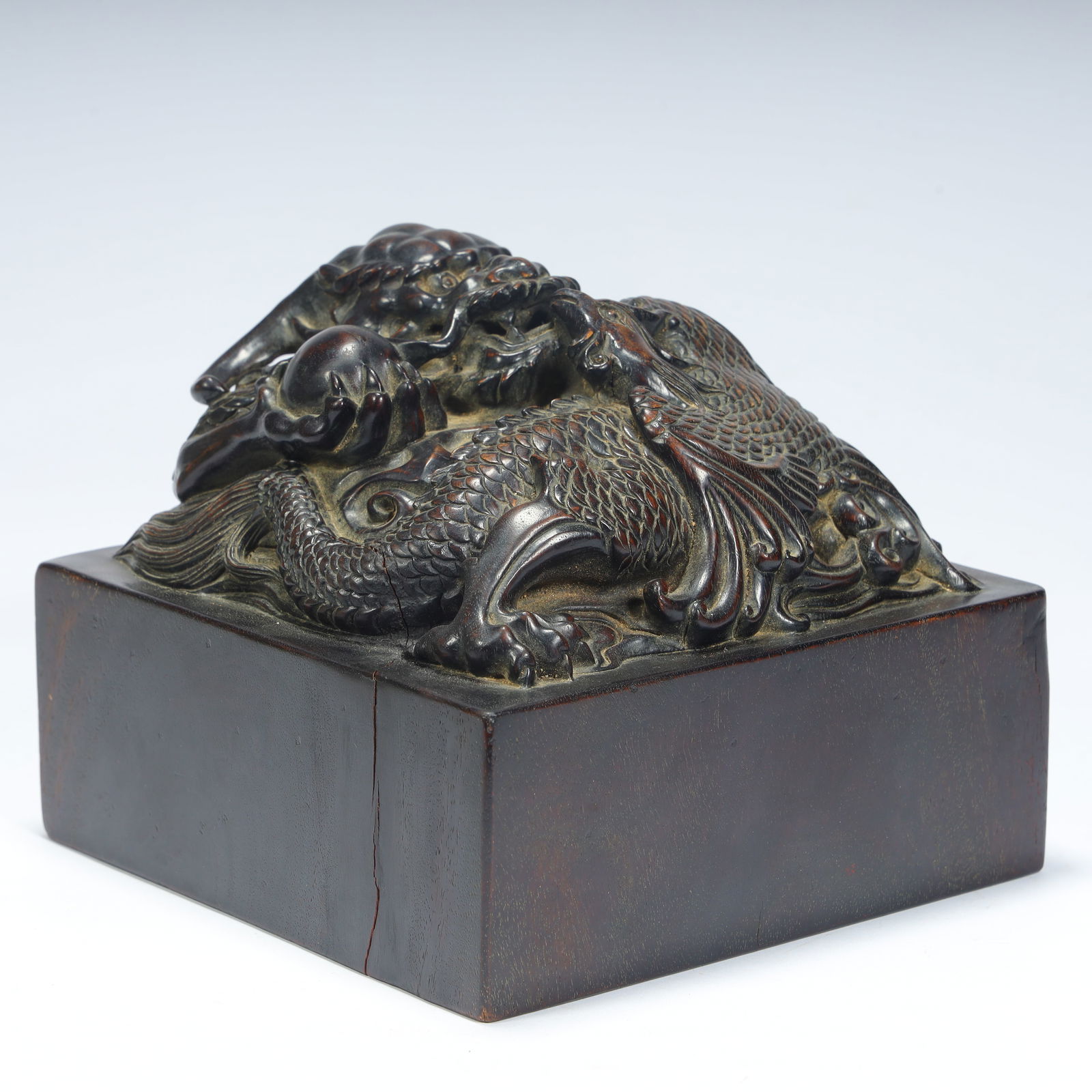 A Qing Dynasty rosewood carved dragon button square seal: Qing Dynasty rosewood carved dragon button square seal SIZE: H:12.5cm L:15cm W:15cm W:1720.5g (The Dimensions Of All Batches Are Manually Measured.If You Need More Detailed Information, Please Contact