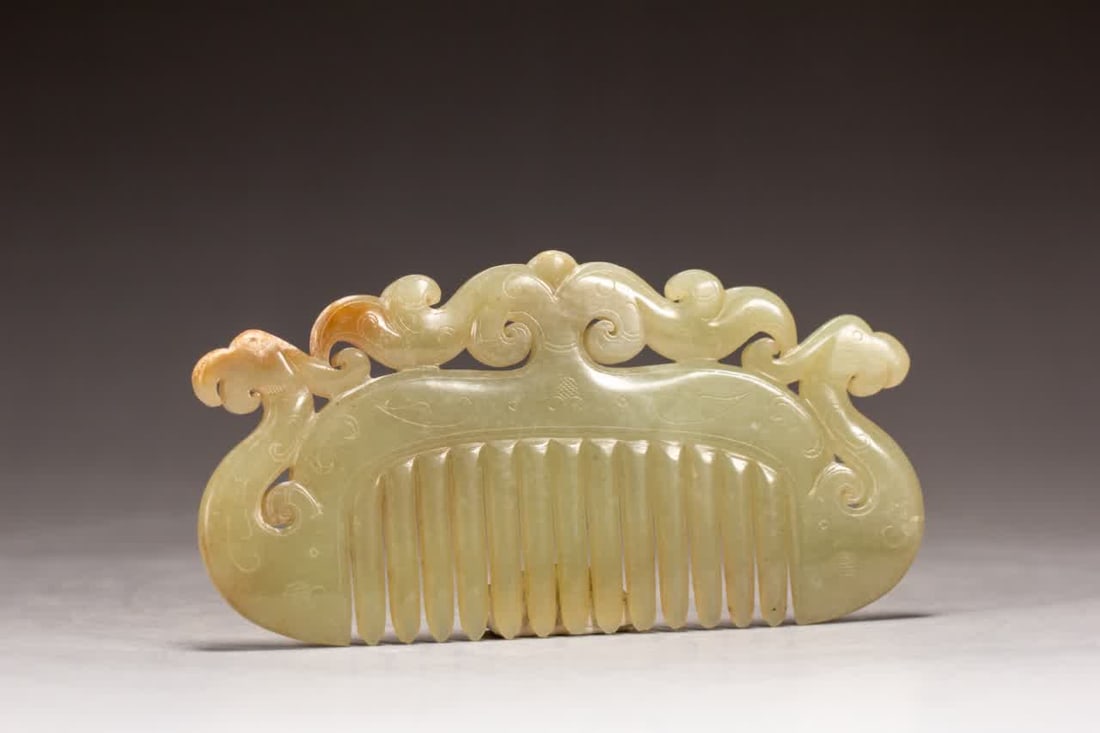 A Qing Dynasty Hetian jade comb: Qing Dynasty Hetian jade comb SIZE: L:11.5cm W:6cm (The Dimensions Of All Batches Are Manually Measured.If You Need More Detailed Information, Please Contact Our Customer Service Before Bidding.)
