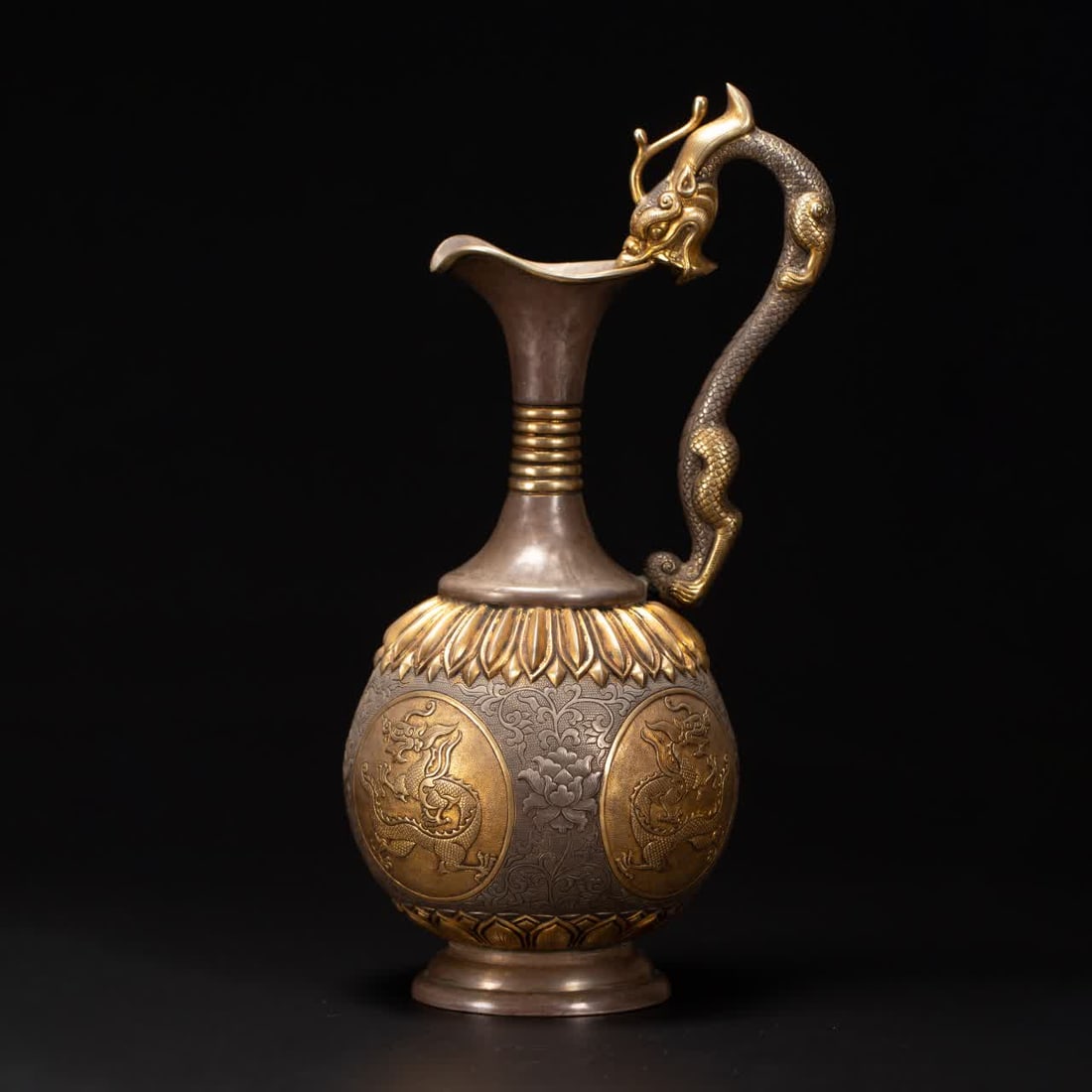 A gilded pot of the Qing Dynasty: Gilded pot of the Qing Dynasty SIZE: L:12cm W:9.5cm H:22.5cm (The Dimensions Of All Batches Are Manually Measured.If You Need More Detailed Information, Please Contact Our Customer Service Before Bidd