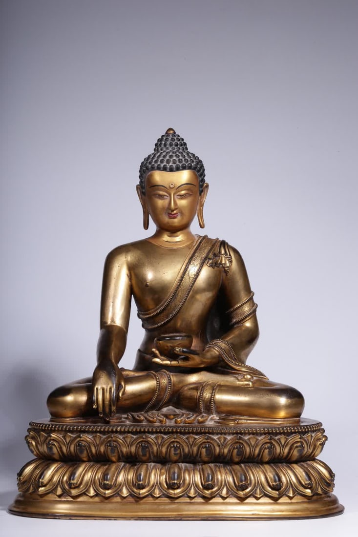 A seated statue of Shakyamuni Buddha in copper gilt in the Qing Dynasty: Qing Dynasty copper gilt seated statue of Shakyamuni Buddha SIZE: H:31cm L:26cm W:20cm W:4kg (The Dimensions Of All Batches Are Manually Measured.If You Need More Detailed Information, Please Contact