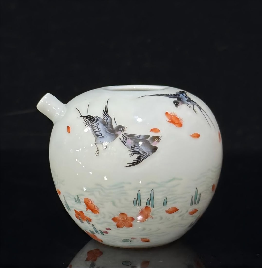 A piece of Qing Yongzheng pastel flower and bird pattern water droplets: Qing Yongzheng pastel flower and bird pattern water droplets SIZE: H: 7.2cm Belly diameter 8cm mouthD: 2.8cm (The Dimensions Of All Batches Are Manually Measured.If You Need More Detailed Information,