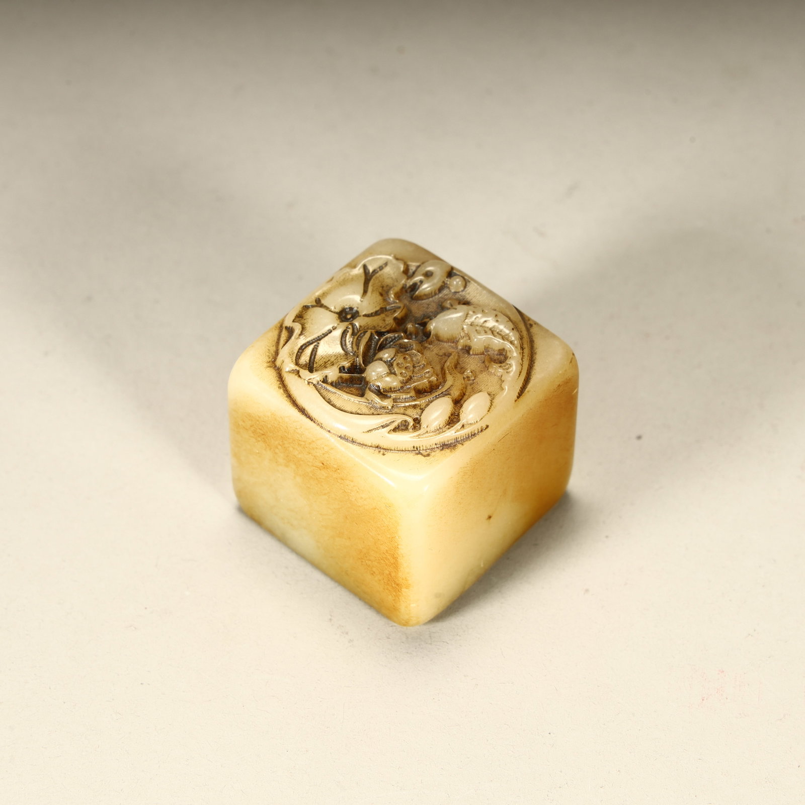 A Qing Dynasty fine Shoushan stone seal: Qing Dynasty fine Shoushan stone seal SIZE: H:2.9cm L:3cm W:3cm W:67g (The Dimensions Of All Batches Are Manually Measured.If You Need More Detailed Information, Please Contact Our Customer Service Be