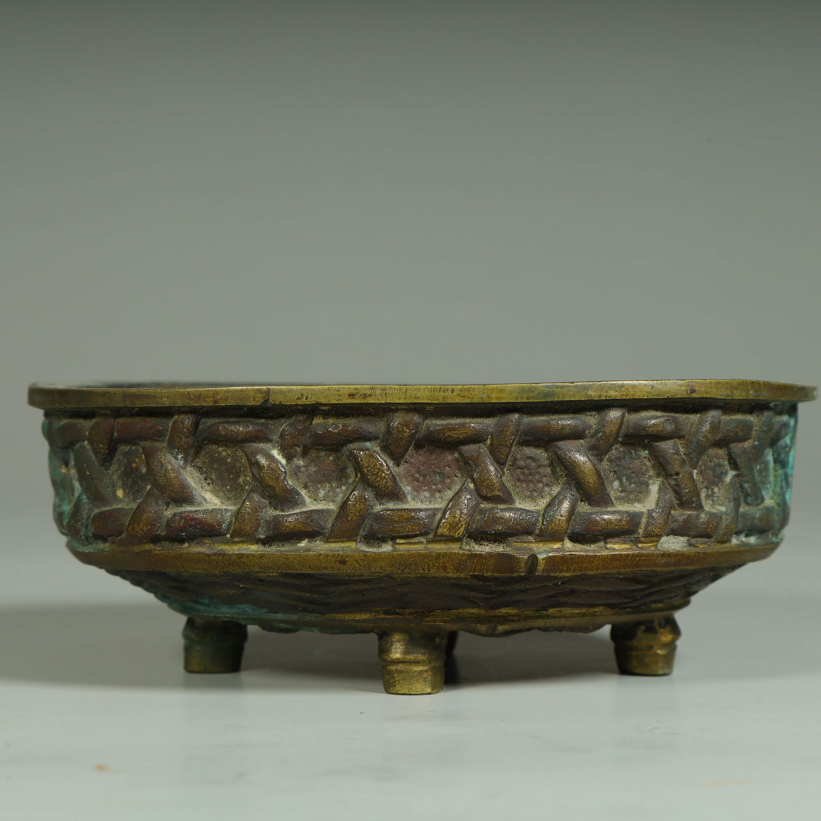A piece of copper gilt woven pattern three-legged wash: Copper gilt woven pattern three-legged wash SIZE: H:5cm L:13cm W:9.5cm W:448.5g (The Dimensions Of All Batches Are Manually Measured.If You Need More Detailed Information, Please Contact Our Customer