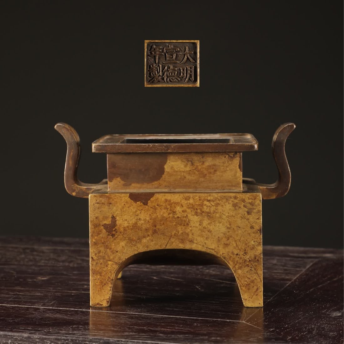 A piece of Ming Dynasty copper tire crown ear table several furnaces: Ming Dynasty Copper Tire Crown Ear Table Several Furnaces Ming Dynasty Xuande Year System [Detail] In the Ming Dynasty and Qing Dynasty incense burners, there have always been more round ones and few