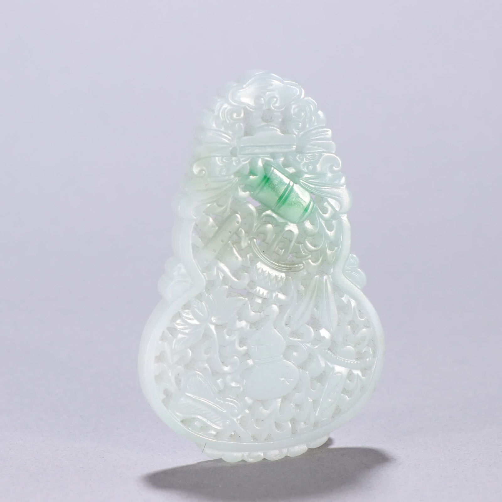 A Qing Dynasty jade carved gourd pendant: Qing Dynasty jade carved gourd pendant SIZE: H:7.7cm W:5cm W:42.7g (The Dimensions Of All Batches Are Manually Measured.If You Need More Detailed Information, Please Contact Our Customer Service Befor