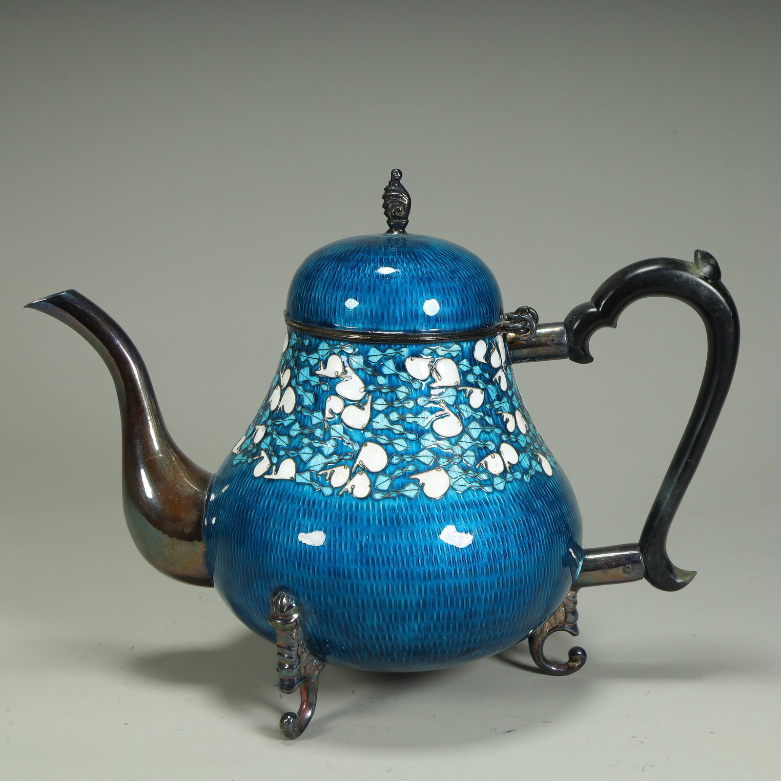 A silver tire burnt blue pattern teapot: Silver tire burning blue pattern teapot SIZE: H:20cm L:26cm W:13cm W:0.7kg (The Dimensions Of All Batches Are Manually Measured.If You Need More Detailed Information, Please Contact Our Customer Servi