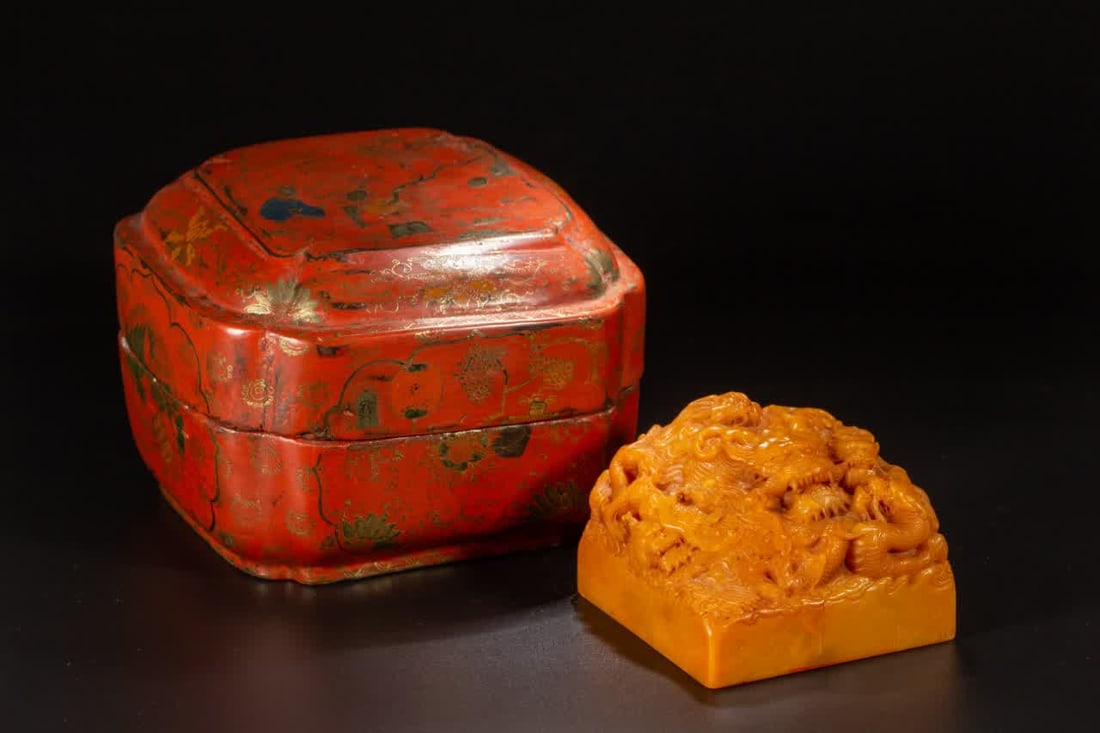A Qing Dynasty Tian Huang seal: Qing Dynasty Tian Huang Seal SIZE: L:10cm W:10cm H:7cm (The Dimensions Of All Batches Are Manually Measured.If You Need More Detailed Information, Please Contact Our Customer Service Before Bidding.)